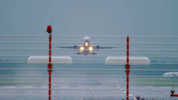 喷气式飞机在雨中起飞