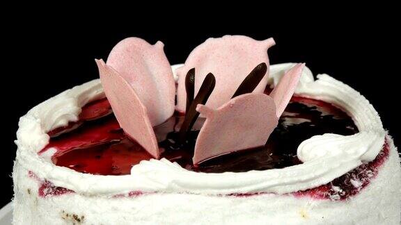 漂亮的时尚的甜的新鲜的白色蛋糕上装饰樱桃果酱和奶油和椰子片