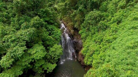 空中斐济丛林瀑布徒步旅行