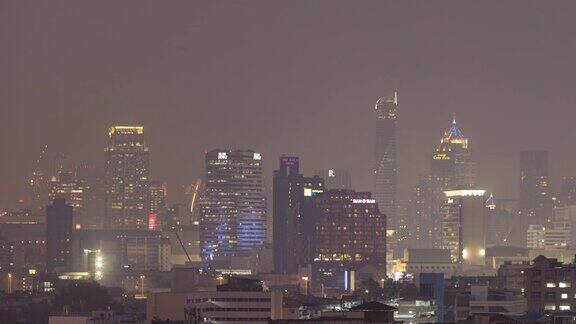 延时拍摄曼谷PM2.5粉尘污染下的夜间建筑;倾斜运动