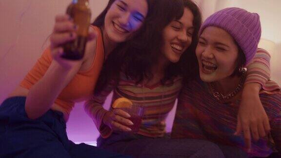 快乐的一群十几岁的女孩在客厅跳舞一起庆祝