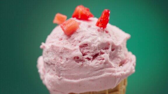 草莓蛋筒冰淇淋
