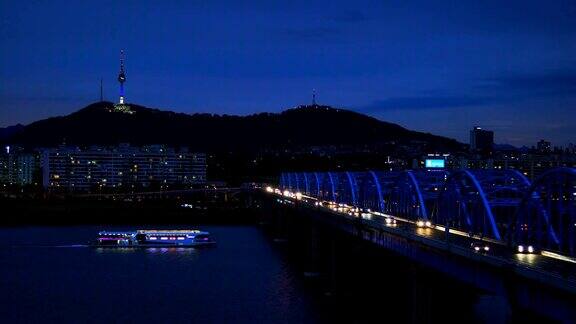 汉城东峰桥和汉江上的首尔城市