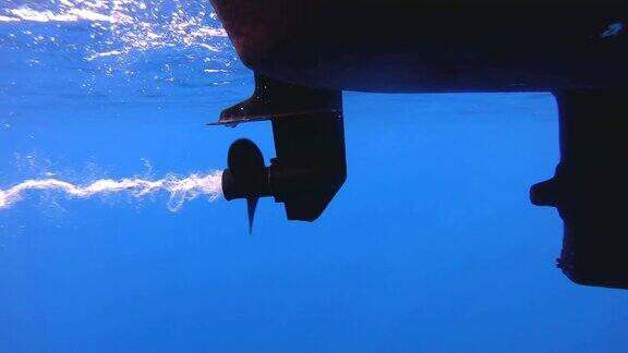 水下拍摄的船螺旋桨发动机旋转