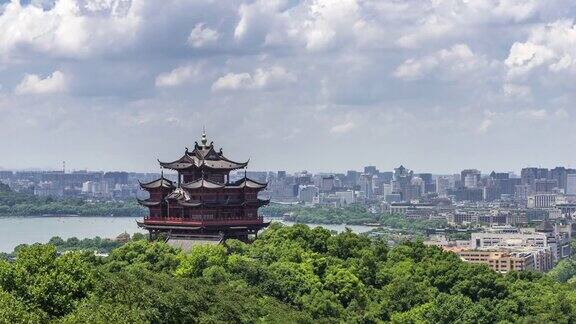 在云天中西子湖畔山上的老式建筑