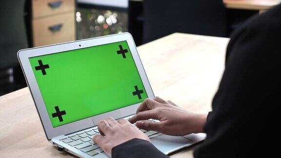女商人使用绿色屏幕的笔记本电脑
