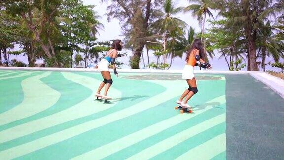 一群亚洲女性朋友一起在滑板公园玩滑板