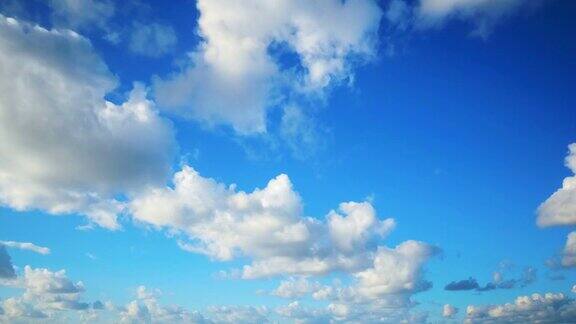 时间推移空中拍摄的云在蓝天上滚动