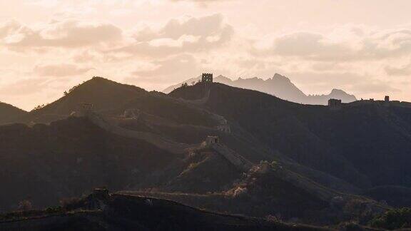 中国长城在晨光中云雾场景(延时)