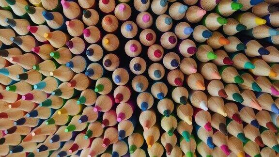 美丽的彩色彩色铅笔的背景顶部视图