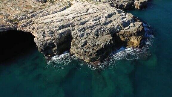 位于意大利欧洲第勒尼安海沿岸波利尼亚诺aMare镇郊区的岩石位于巴里省的普利亚地区