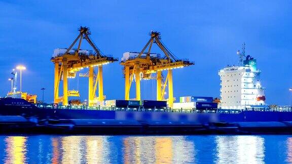 在泰国的海运港口装载货物从卡车到集装箱船