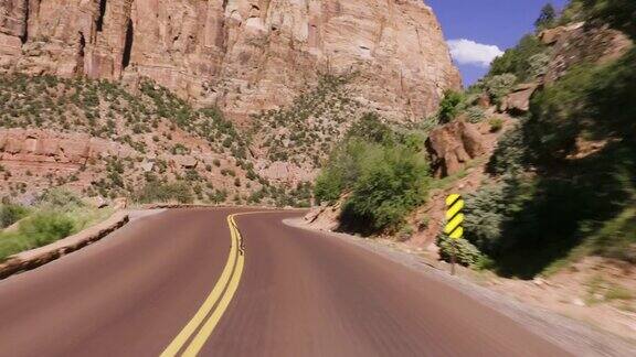 驾驶美国:视点跟踪拍摄沿着曲折的公路通过锡安峡谷到大拱门锡安国家公园犹他州