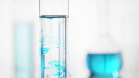 将浅蓝色液体倒入装满水的试管中