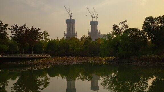 阳光明媚的一天杭州城市公园池塘巨型建设延时全景4k中国