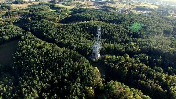 蜂窝塔和森林的天线