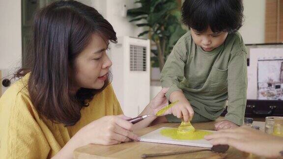 亚洲男孩学习可重复使用的产品和零废物与母亲在家