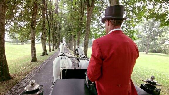 穿着红色制服的马车夫驾着一辆马车
