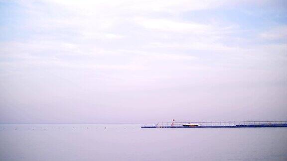 码头红海是平静的无风的天气天空中有云你可以看到一个长长的码头在地平线上