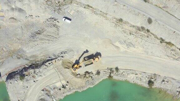 一架无人机拍摄了露天矿场挖掘机的4k视频