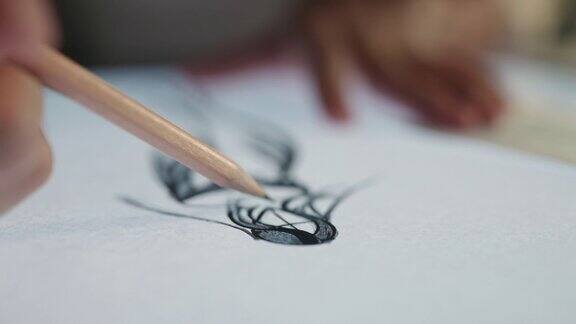 女人用铅笔在纸上画素描