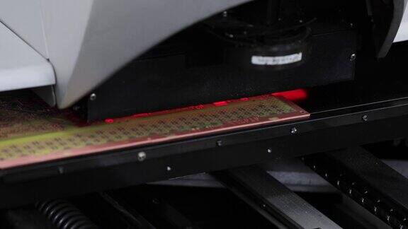 用于印刷电路板质量控制的红色照明自动视觉光学检测系统的特写