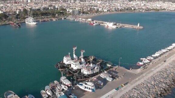 在蓝礁湖的码头停靠休闲船和游艇海湾与蓝色的绿松石海水土耳其阿兰亚湾停泊着渔船的港口