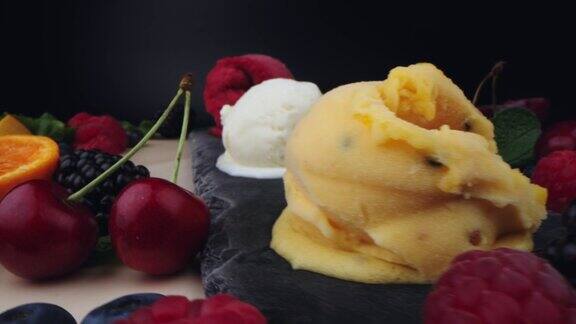 桌子上美味的浆果和水果冰淇淋球的特写微距摄影有不同口味和浆果的冰淇淋球