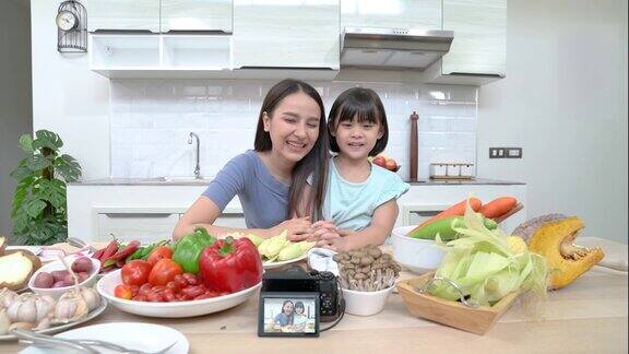 家庭儿童和快乐的人亚洲母亲和孩子在厨房做饭快乐的亚洲女性视频博主直播在线教学烹饪食物在家厨房