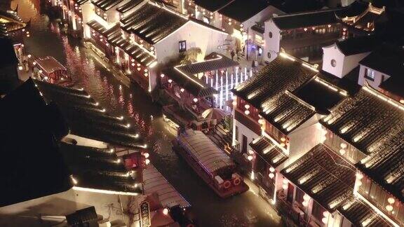 夜间中国苏州运河镇的无人机拍摄