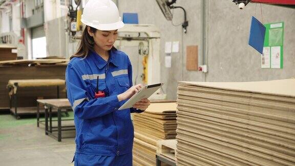 工业工厂工人纸板造纸厂工程师检查大型机器输送纸生产线