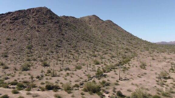 在一个晴朗、阳光明媚的日子里无人机在亚利桑那州的索诺兰沙漠国家纪念碑上空拍摄