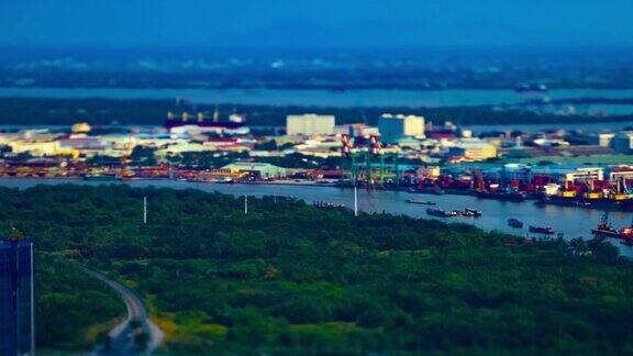 胡志明市西贡河上的一个微型城市景观的时间推移高角度倾斜