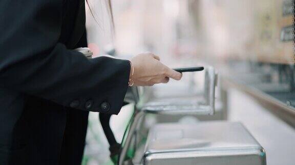 一名少女用智能手机上的应用程序解锁电动自行车