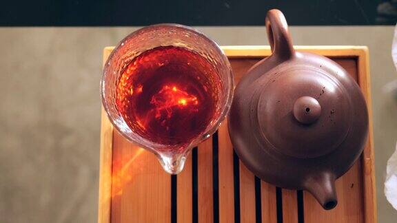 从以上观点中国茶道玻璃碗里的普洱茶4k慢动作