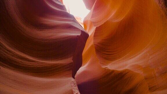光滑的橙色砂岩岩石峡谷的石波