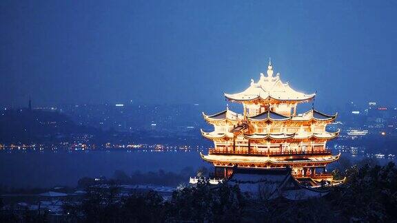 晚上杭州山上的古建筑
