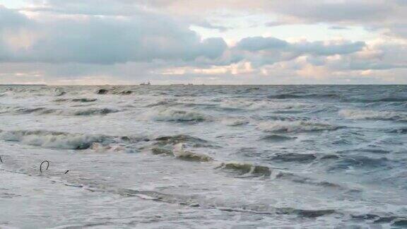 日落时波罗的海戏剧性的多云天空船只在地平线上