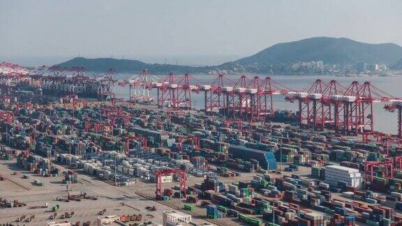 4K时间推移:鸟瞰图最大的工业港口与集装箱船