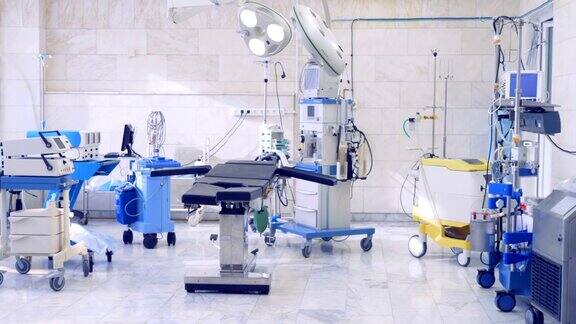 带医疗设备的现代手术室的概览