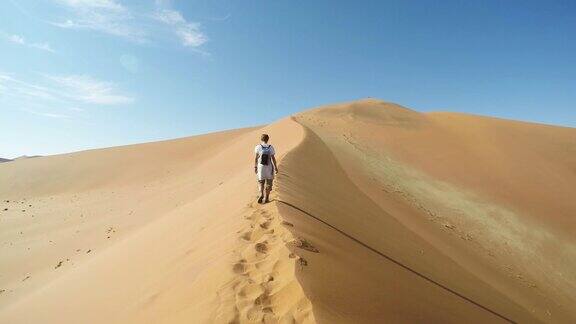 游客走在索苏斯夫莱美丽的沙丘上