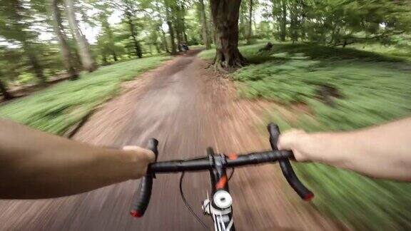 在森林里骑十字自行车
