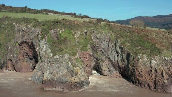 苏格兰西南部沿海悬崖的鸟瞰图