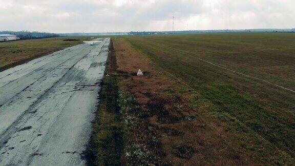 跑道在田野里一架小飞机飞了出来