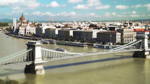 布达佩斯铁链桥和佩斯河畔