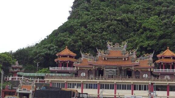 4K台湾妈祖寺在绿山有渔船的港口