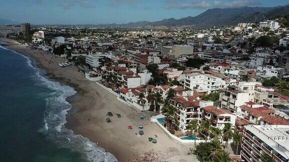 无人机拍摄的墨西哥巴亚尔塔港海岸线