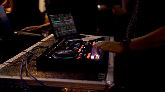 在聚会上使用的DJ混音器