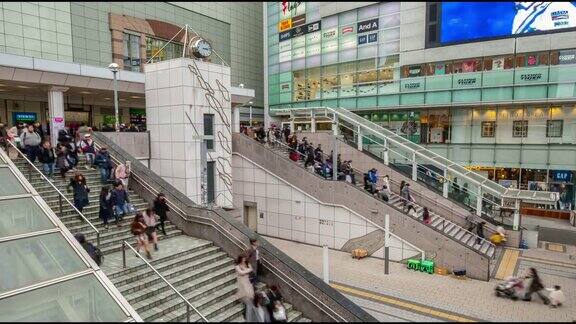 4K延时在日本东京新宿区购物中心前人群在楼梯上来回走动