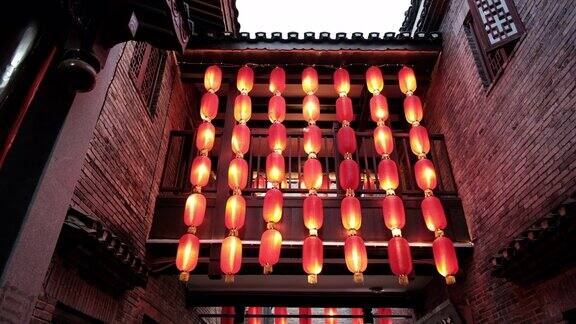 红灯笼在中国古镇的大街上